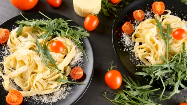 Pasta Tagliatelle en platos negros — Vídeo de stock