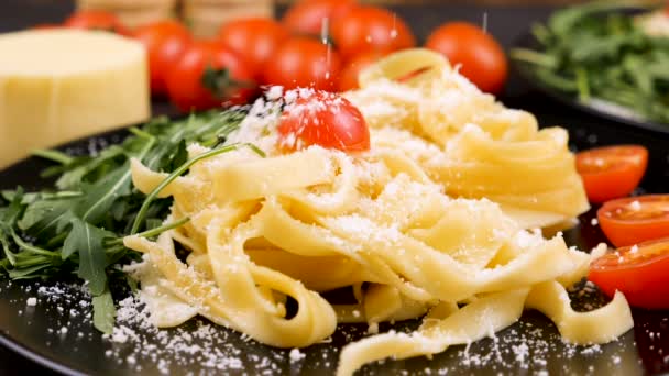 Queso parmesano que cae en plato con pasta tagliatelle — Vídeos de Stock