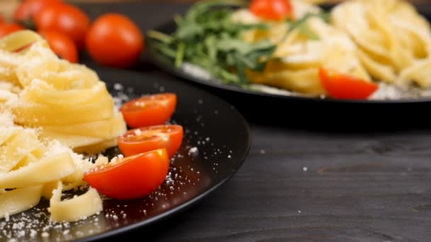 Сыр пармезан падает на итальянскую пасту — стоковое видео