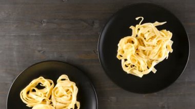 Tagliattele makarna ile iki tabak üzerine dökerek parmesan peyniri