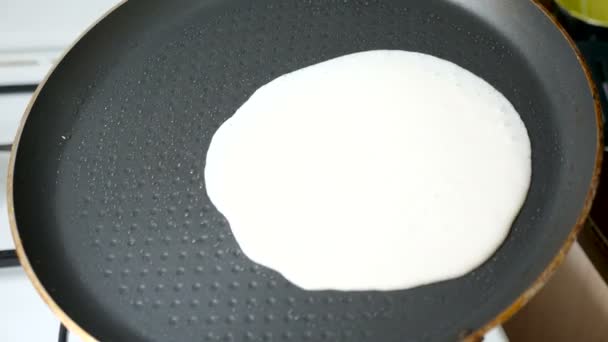 Verser la pâte à crêpes sur une poêle — Video