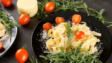 Siyah tabak lezzetli tagliatelle makarna