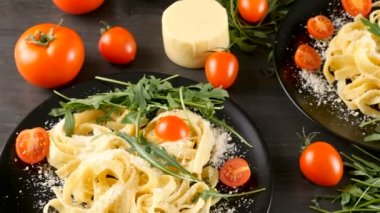 Siyah tabak lezzetli geleneksel İtalyan tagliatelle makarna