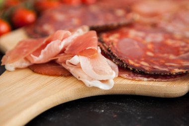 Ahşap masanın üzerinde yatan et meze mezeler