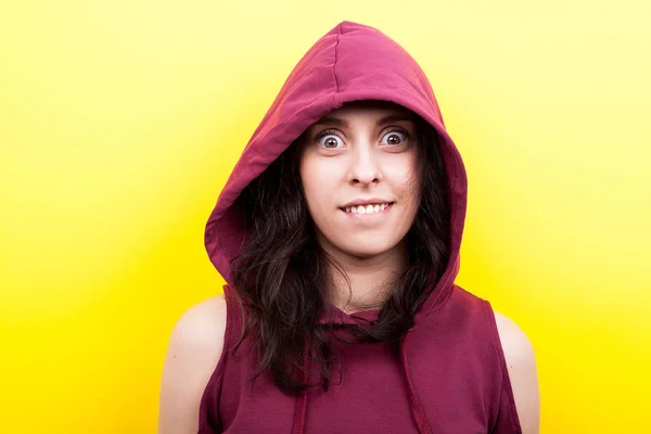 Jovem mulher vestindo um capuz fazendo caras bobas — Fotografia de Stock