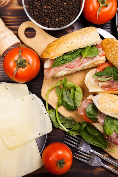 Vista superior de sándwiches saludables junto a los ingredientes que donde —  Fotos de Stock