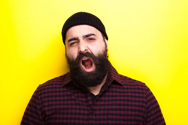 Yawning hipster com barba longa — Fotografia de Stock