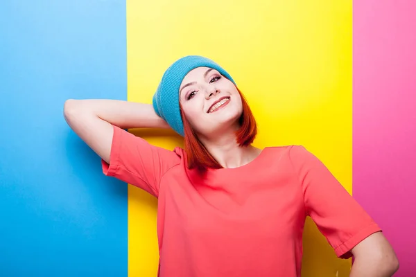 Hipster tonåring i blå hatt ler mot kameran — Stockfoto