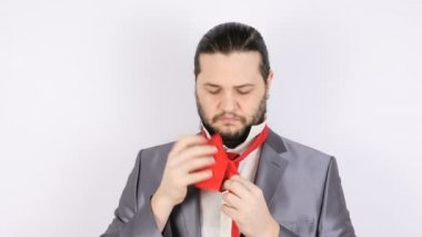 İşadamı elbiseli kravatını bağlıyor