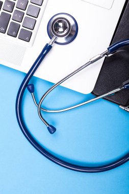 Modern bir dizüstü bilgisayarda yalan stetoskop