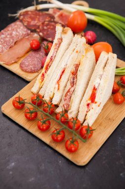 Lezzetli ev yapımı club sandviç