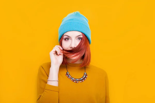 Hipster jeune femme avec chapeau bleu jouer avec ses cheveux roux — Photo