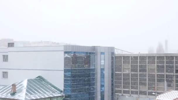 Ağır kar fırtınası şehirde binalarda — Stok video