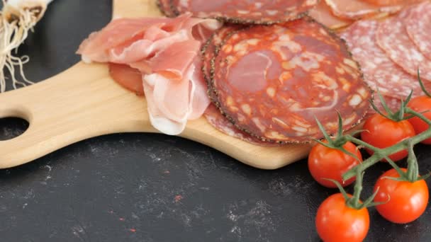 Salame italiano affettato delizioso — Video Stock