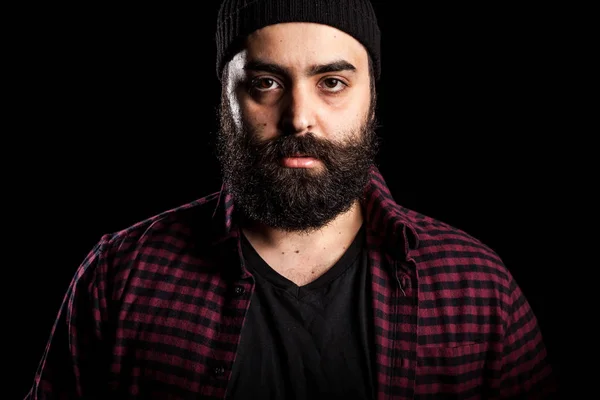 Colérique barbu hipster guy sur noir fond — Photo