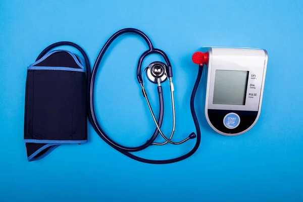 Medicinale bloeddrukmeter naast een stethoscoop — Stockfoto