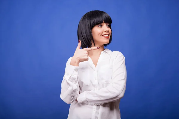 Feliz sorrindo mulher poiting — Fotografia de Stock