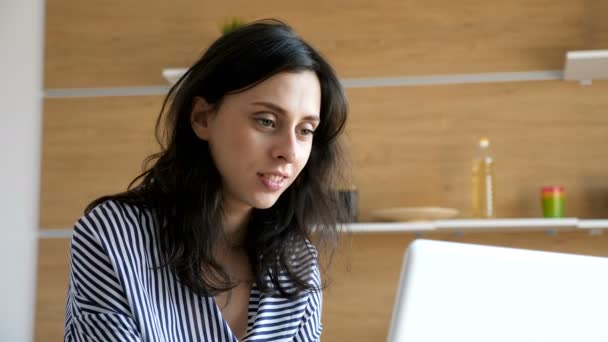 Счастливая женщина ищет ответ на почту на компьютере — стоковое видео