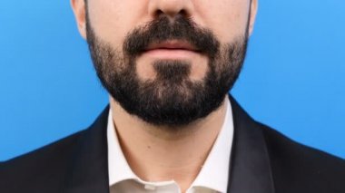 Kameranın mükemmel dişleri gülümseyen adam