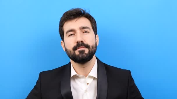 Geschäftsmann im formellen Anzug lächelt in die Kamera — Stockvideo