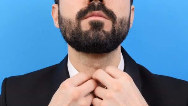 Businessman closes the last button on the shirt — Stock Video