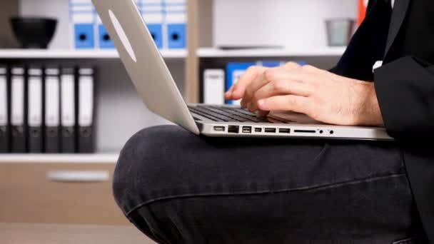 Biznesmen w oficjalne garnitur pisania na klawiaturze laptopa — Wideo stockowe