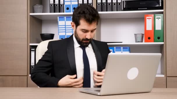 Empresario preparándose antes de una importante charla de video chat — Vídeo de stock