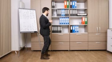 Formal giyim ofiste dans işadamı