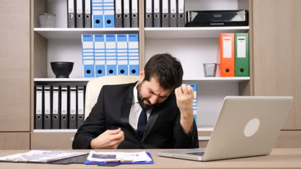 Businessman at his workplace relaxing by playing imaginary guitar and drums — Stock Video