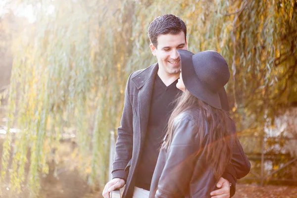 Hermosa pareja en el parque — Foto de Stock