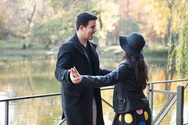 Hermosa pareja en el parque — Foto de Stock