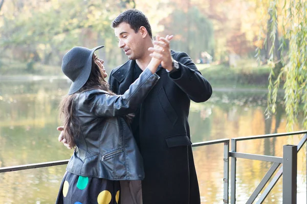 Hermosa pareja en el parque —  Fotos de Stock