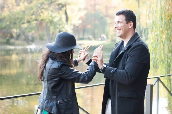 Hermosa pareja en el parque —  Fotos de Stock