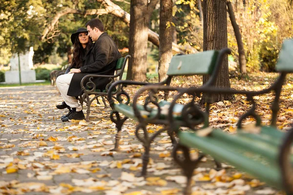 Hermosa pareja en el parque — Foto de Stock