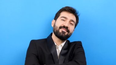 Kollarını geçtikten sonra kameraya gülümseyen mutlu işadamı