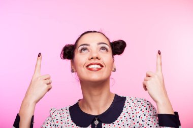 Güzel esmer kadın poiting parmağını ile