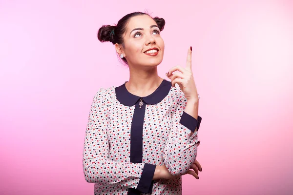 Schöne brünette Frau poiting mit ihrem Finger — Stockfoto