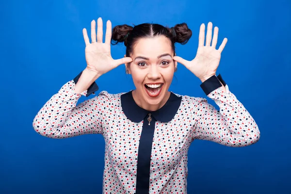 Femme heureuse faisant des visages stupides à la caméra — Photo