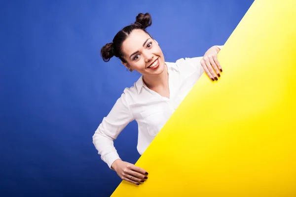 Happy femme souriante tient une affiche jaune dans les mains avec copie spa — Photo