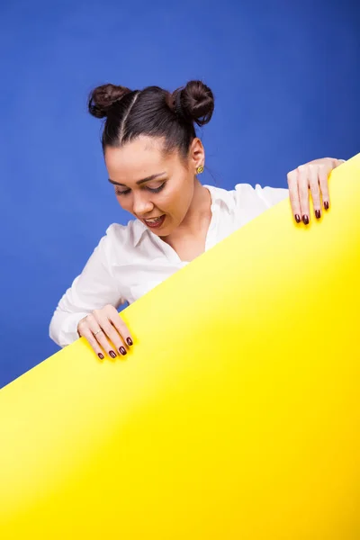 Femme heureuse tenant une bannière jaune dans les mains — Photo