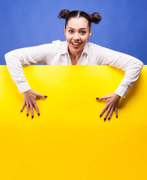 Kvinnan bredvid en gul styrelsen affisch — Stockfoto