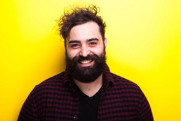 Retrato del hombre barbudo sonriente mirando a la cámara —  Fotos de Stock