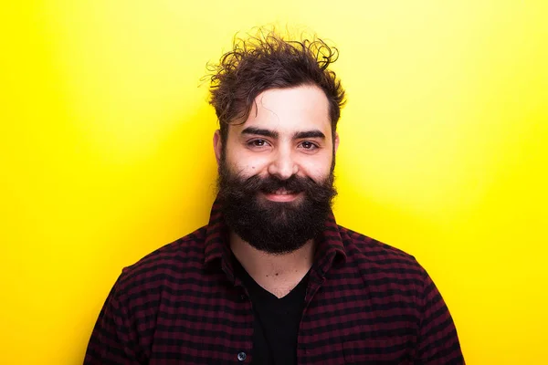 Feliz hipster sonriente sobre fondo amarillo —  Fotos de Stock