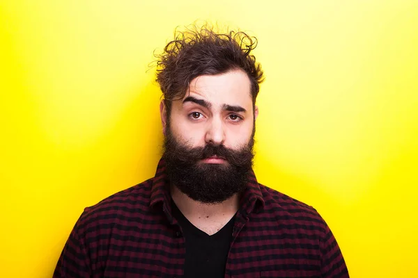 Retrato de homem com barba longa sobre fundo amarelo — Fotografia de Stock