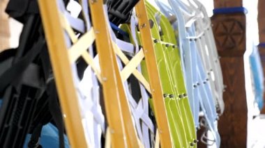 Farklı bir ip üzerinde snowshoeing renkli