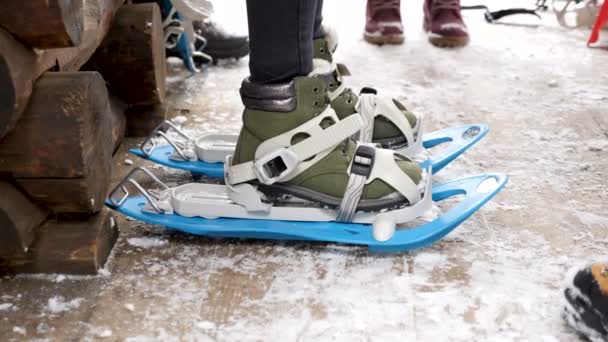 Ноги, що потрапляють в зимовий снігохід — стокове відео