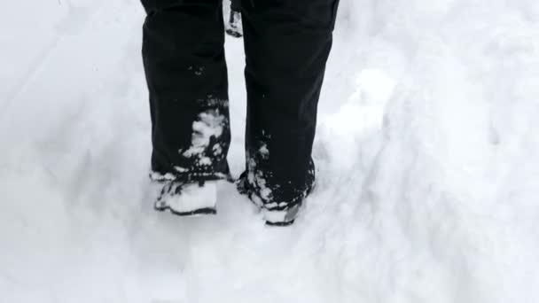 Pessoas pés andando na neve profunda — Vídeo de Stock