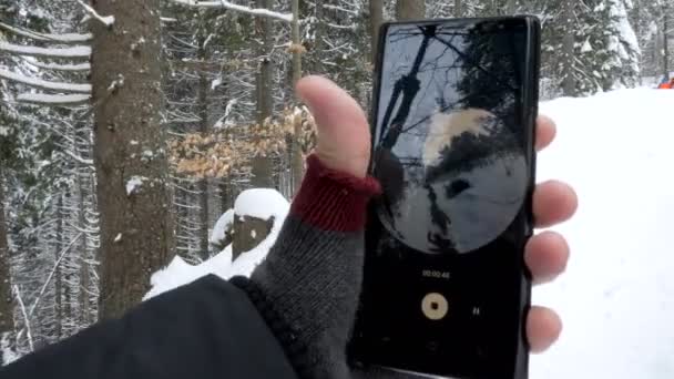 Las manos del hombre están trayendo un teléfono inteligente en el marco donde se ejecuta una aplicación de vídeo 360 — Vídeos de Stock