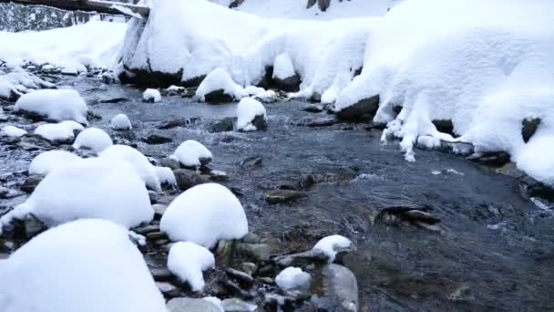 Nézd a folyón, hegyekben — Stock videók
