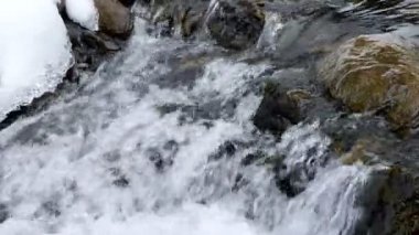 Kış dağlarda düşen su yakın çekim